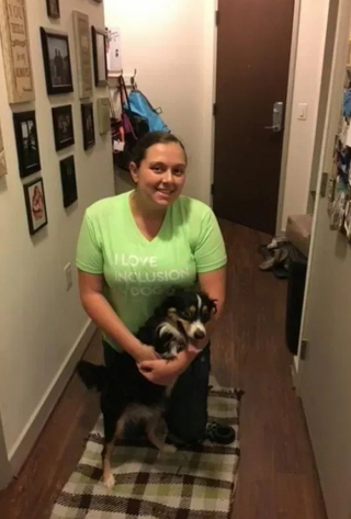 Illustration de l'article : Ce chien sans pattes avant apporte un soutien émotionnel précieux aux enfants et leur apprend l'estime de soi